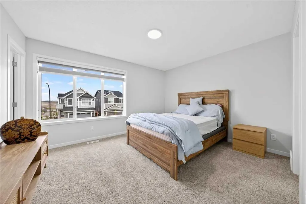 10 Lucas Close NW Calgary AB T3P1Z5