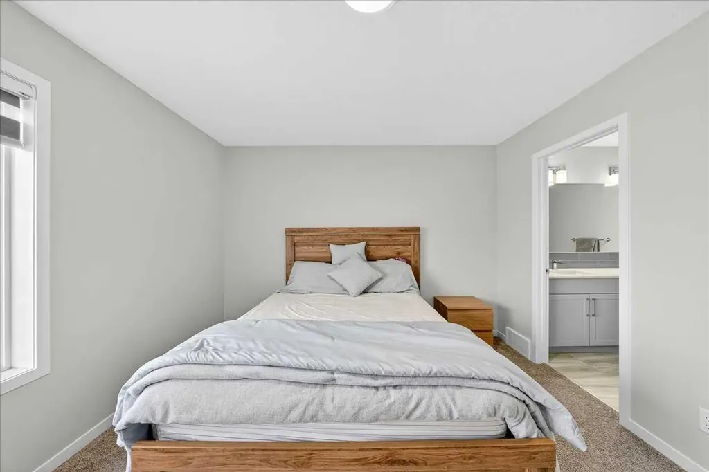 10 Lucas Close NW Calgary AB T3P1Z5