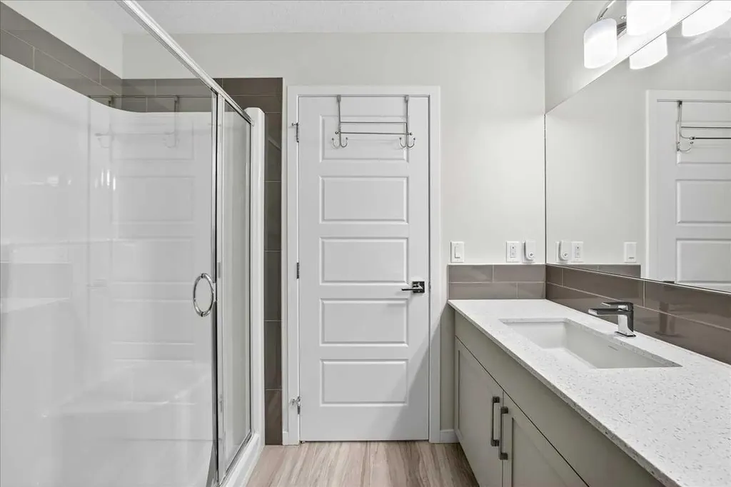 10 Lucas Close NW Calgary AB T3P1Z5