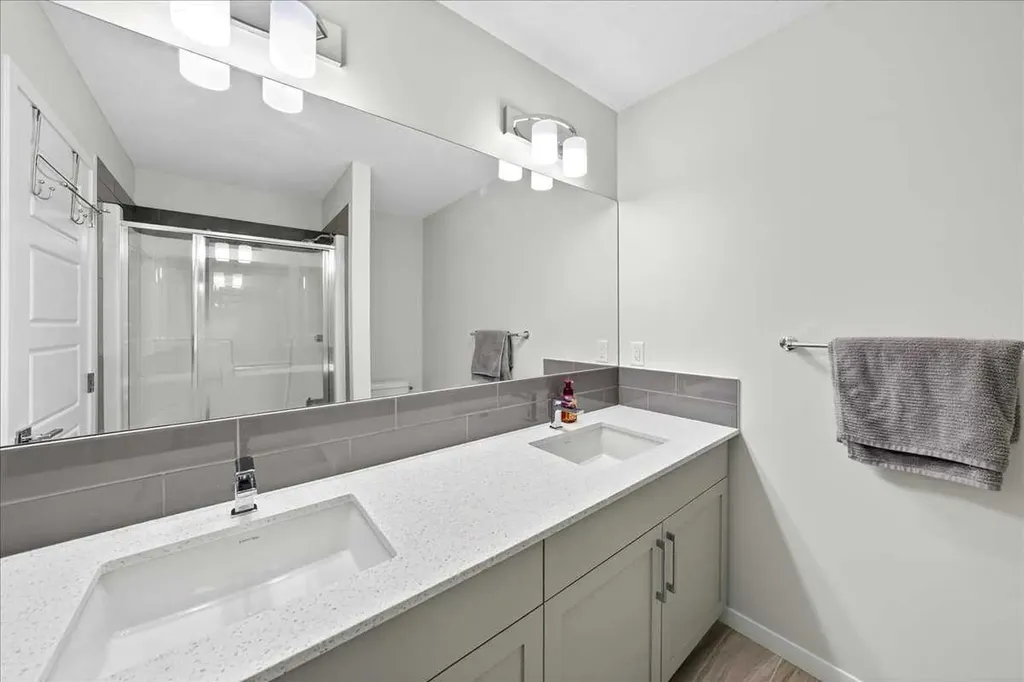 10 Lucas Close NW Calgary AB T3P1Z5