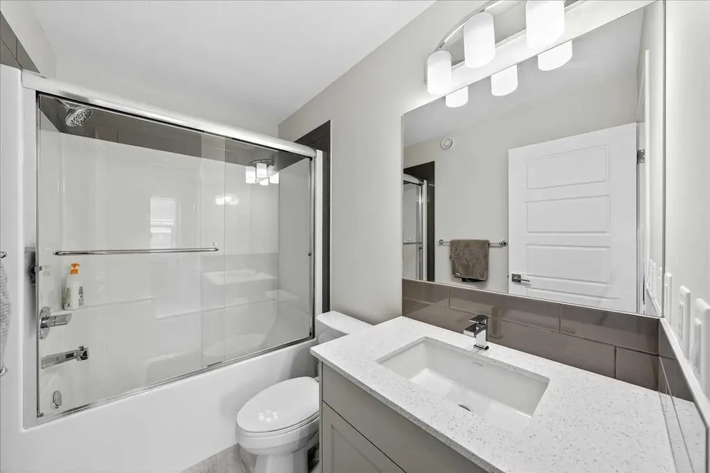 10 Lucas Close NW Calgary AB T3P1Z5