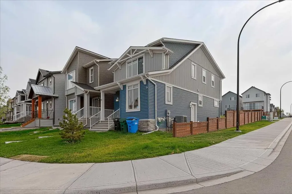 10 Lucas Close NW Calgary AB T3P1Z5