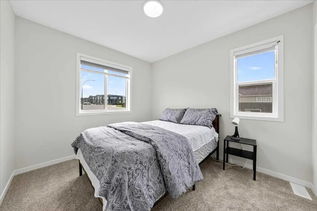 10 Lucas Close NW Calgary AB T3P1Z5