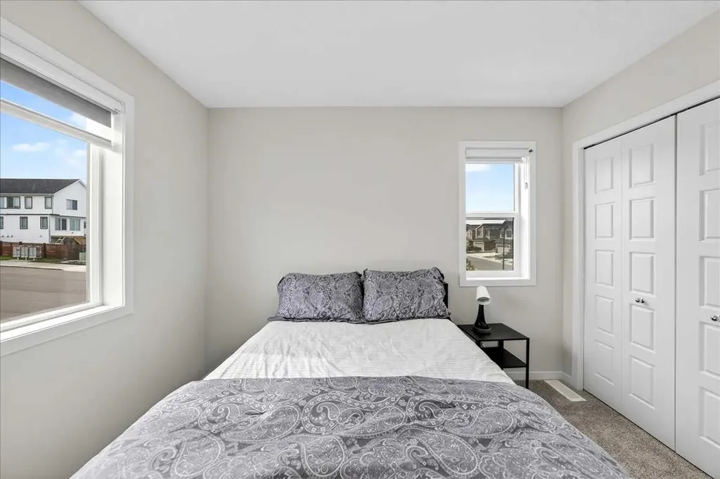 10 Lucas Close NW Calgary AB T3P1Z5