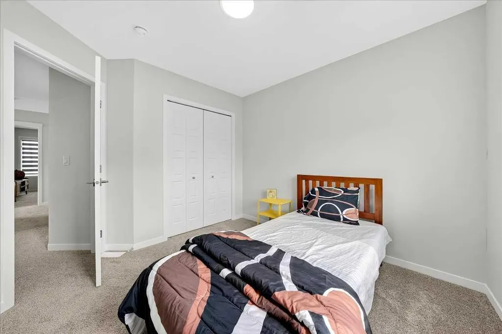 10 Lucas Close NW Calgary AB T3P1Z5