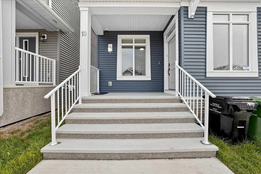 10 Lucas Close NW Calgary AB T3P1Z5