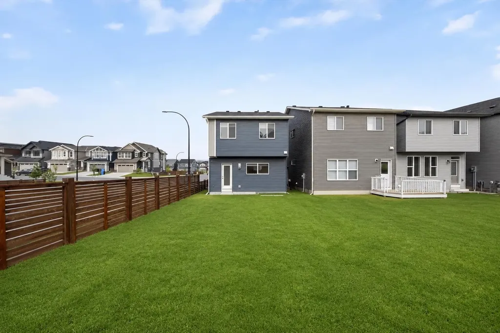 10 Lucas Close NW Calgary AB T3P1Z5