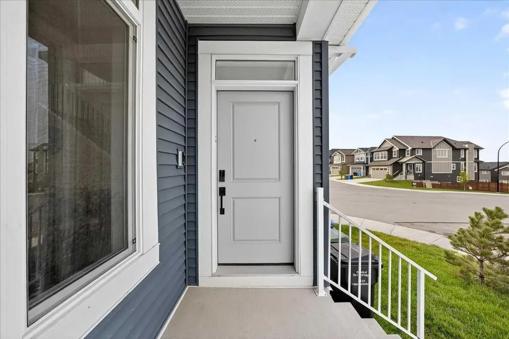 10 Lucas Close NW Calgary AB T3P1Z5