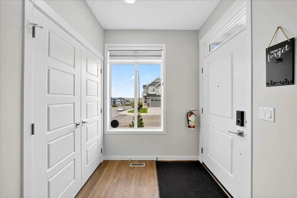 10 Lucas Close NW Calgary AB T3P1Z5