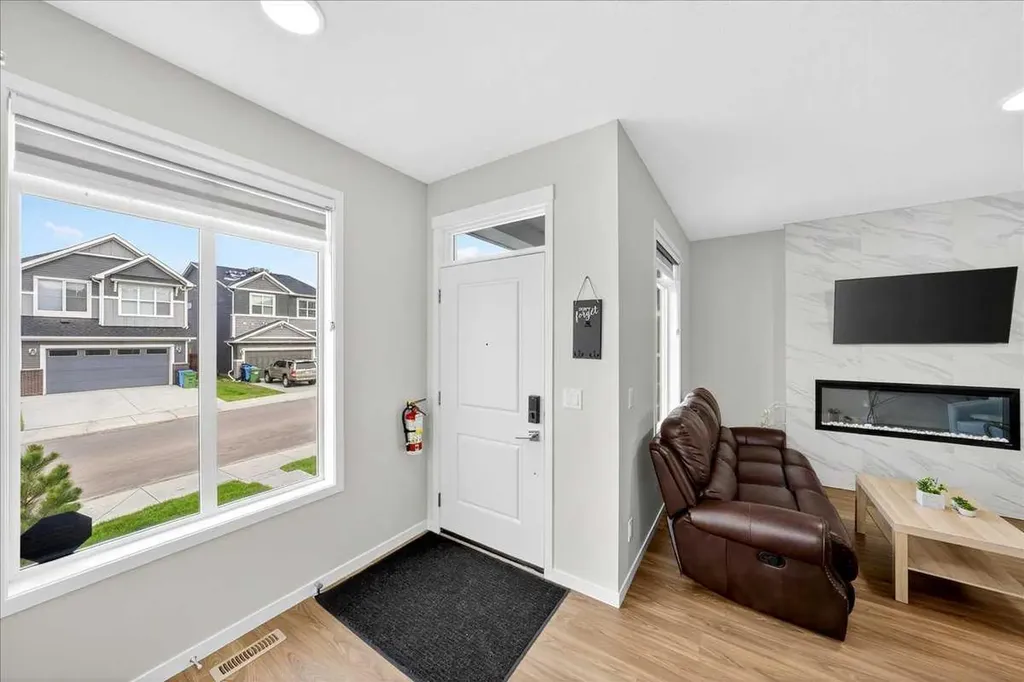 10 Lucas Close NW Calgary AB T3P1Z5