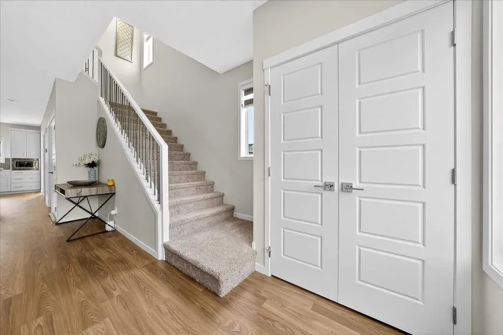 10 Lucas Close NW Calgary AB T3P1Z5