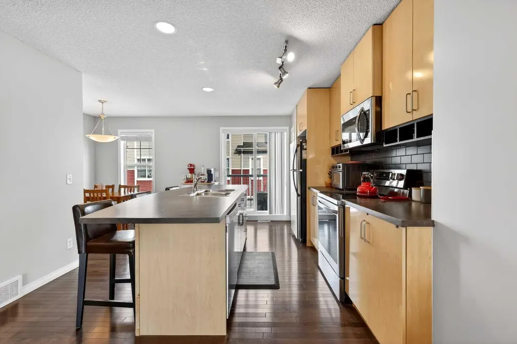 3308 New Brighton Gardens SE Calgary AB T2Z 0A2