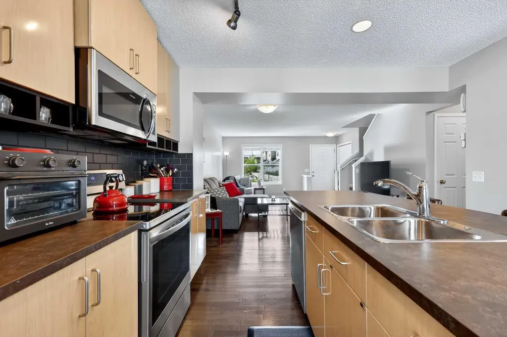 3308 New Brighton Gardens SE Calgary AB T2Z 0A2