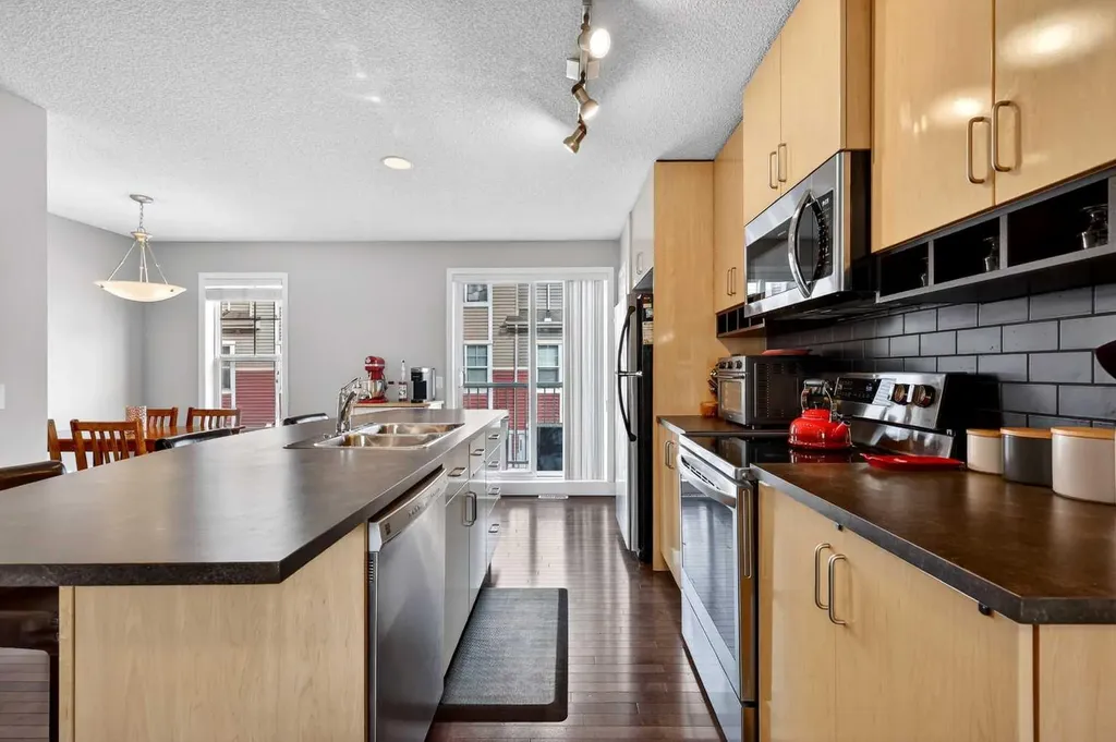 3308 New Brighton Gardens SE Calgary AB T2Z 0A2