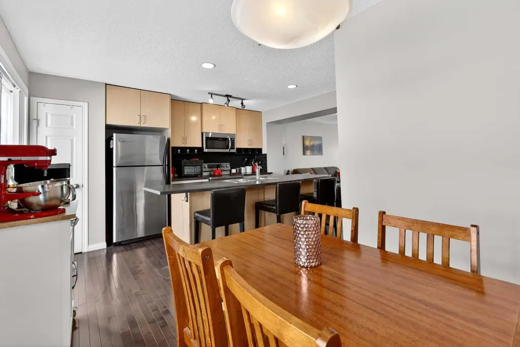 3308 New Brighton Gardens SE Calgary AB T2Z 0A2