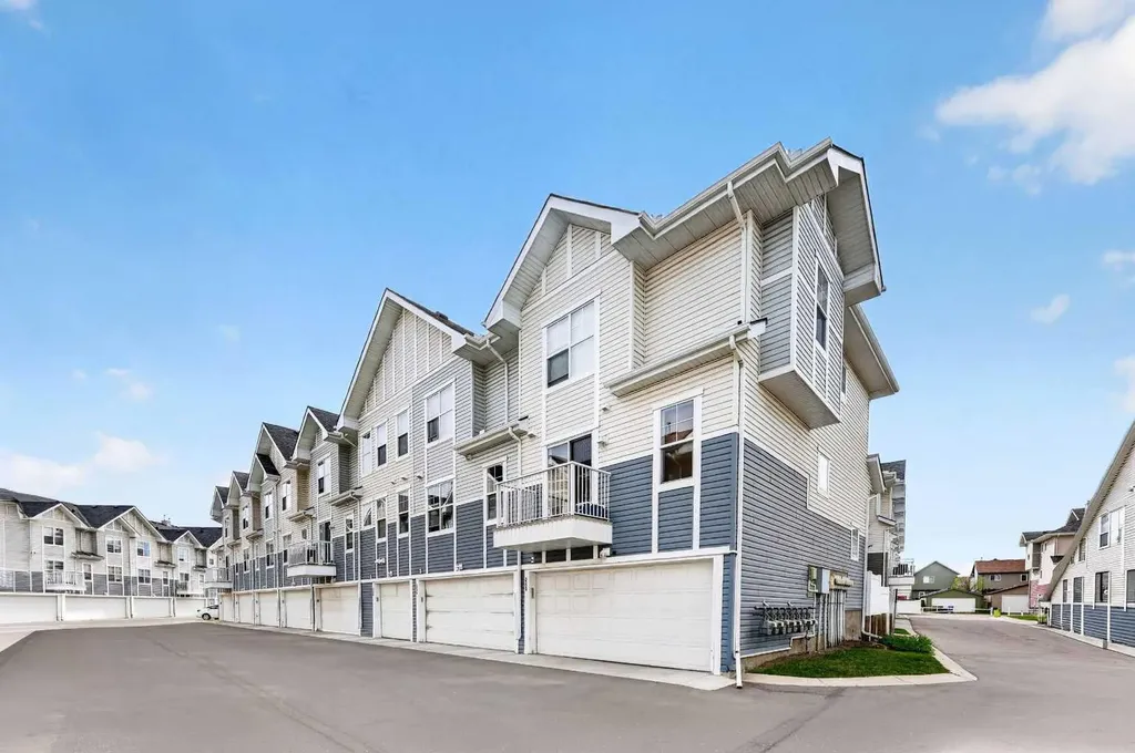 3308 New Brighton Gardens SE Calgary AB T2Z 0A2