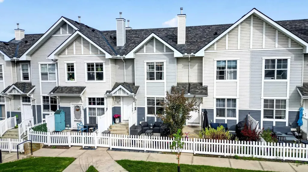 3308 New Brighton Gardens SE Calgary AB T2Z 0A2