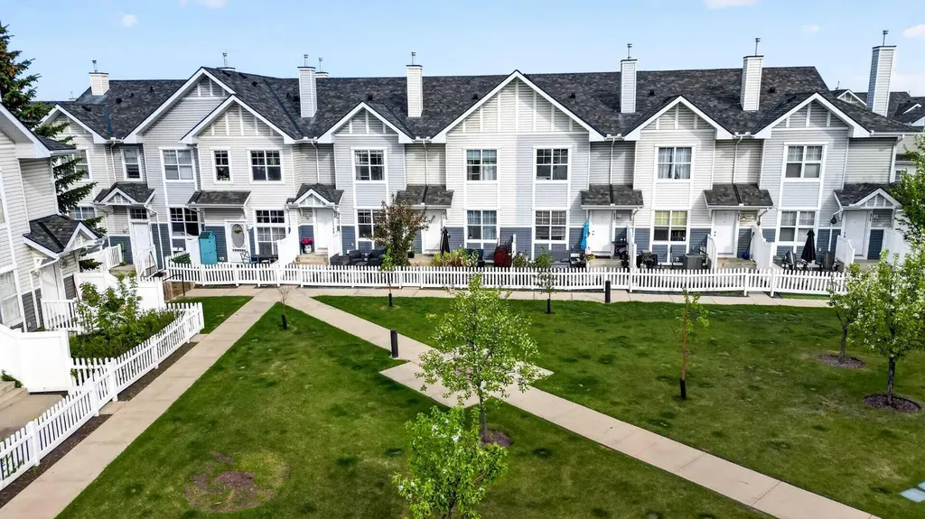 3308 New Brighton Gardens SE Calgary AB T2Z 0A2