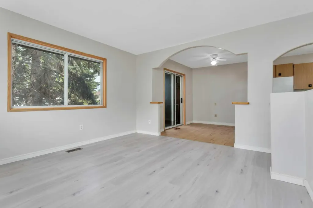 4417A 47a Avenue Sylvan Lake AB T4S 1N4
