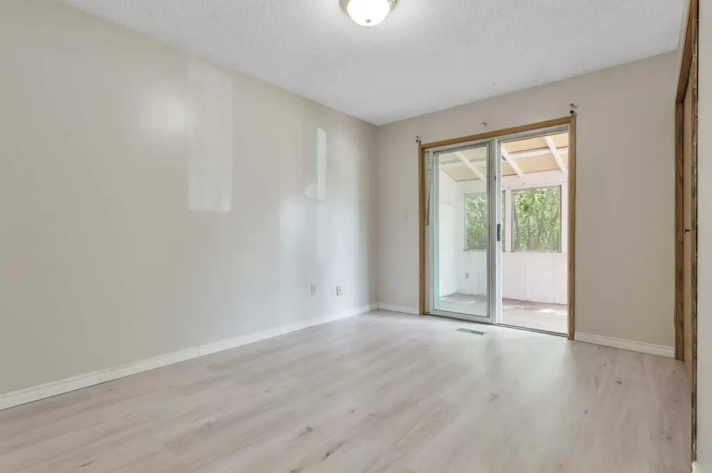 4417A 47a Avenue Sylvan Lake AB T4S 1N4