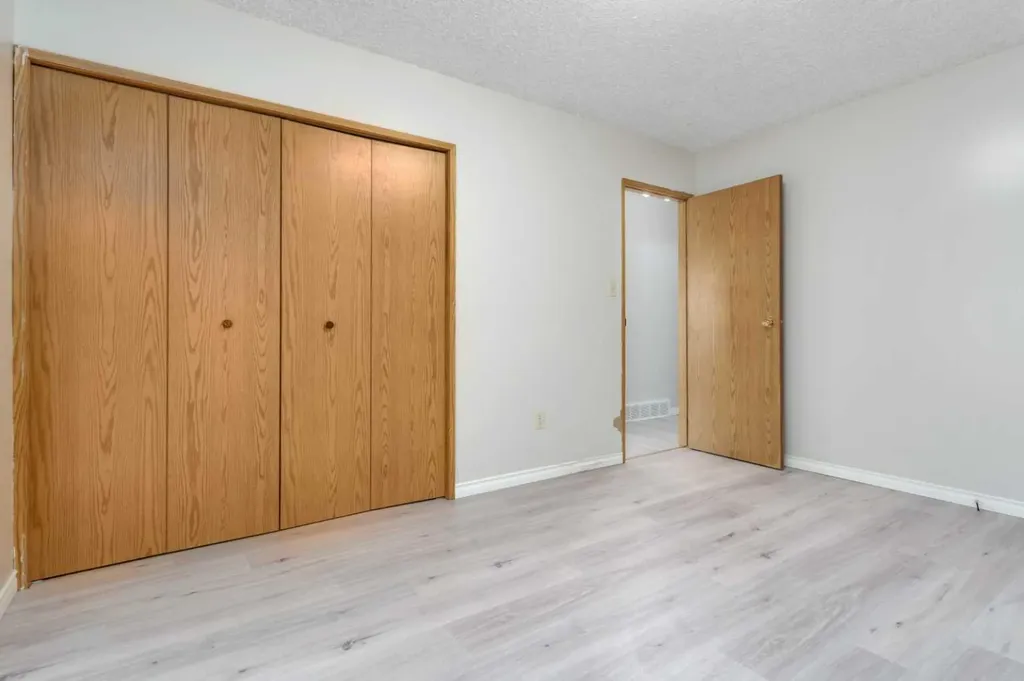 4417A 47a Avenue Sylvan Lake AB T4S 1N4