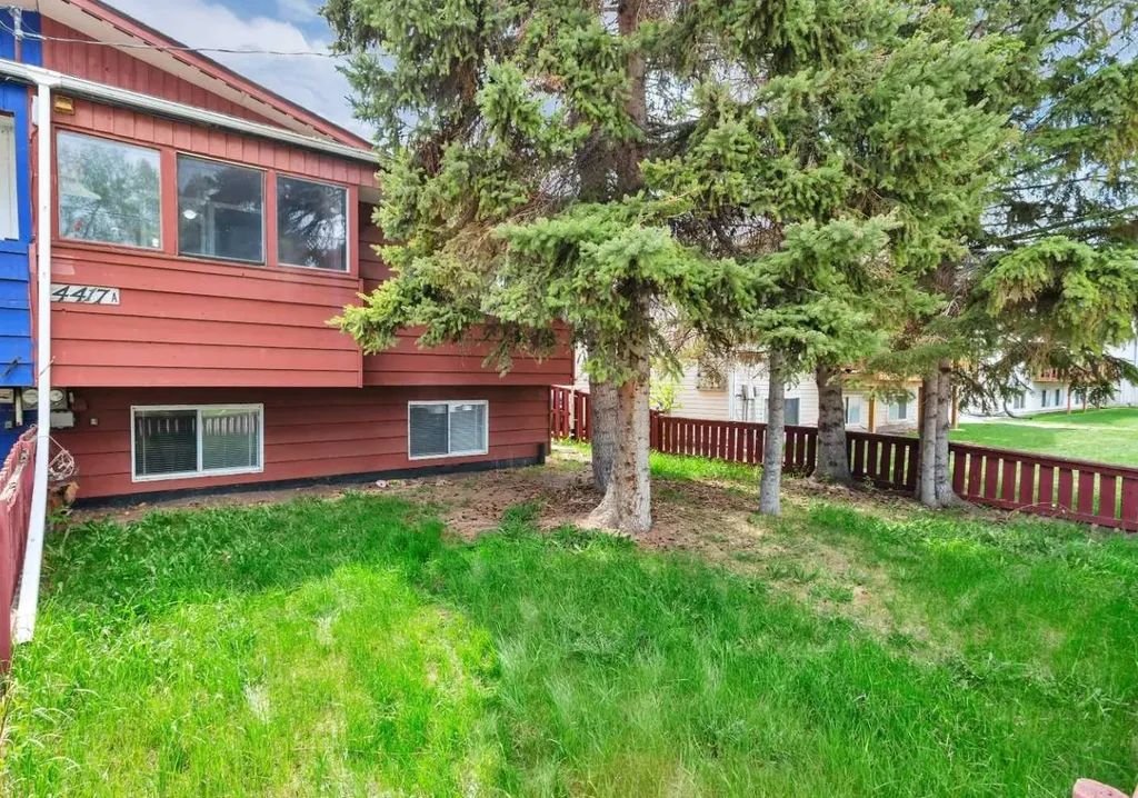 4417A 47a Avenue Sylvan Lake AB T4S 1N4
