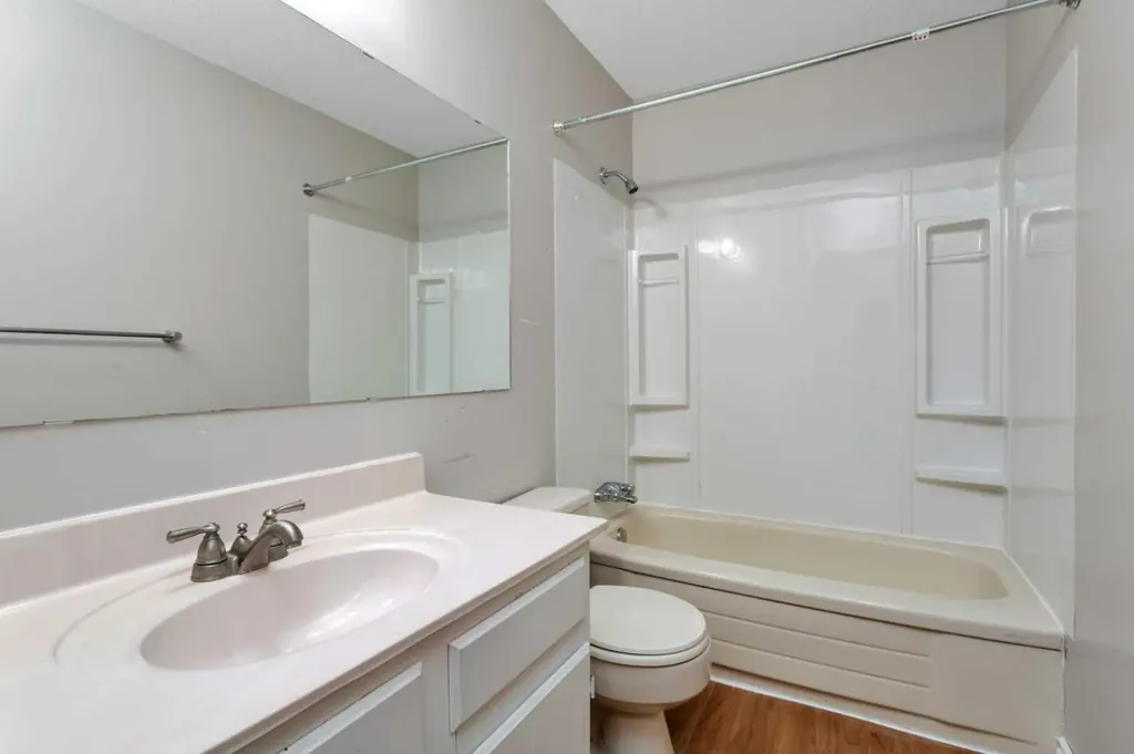 4417A 47a Avenue Sylvan Lake AB T4S 1N4