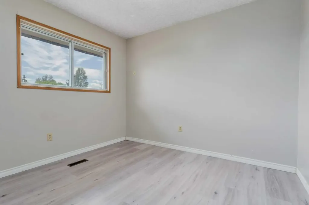 4417A 47a Avenue Sylvan Lake AB T4S 1N4