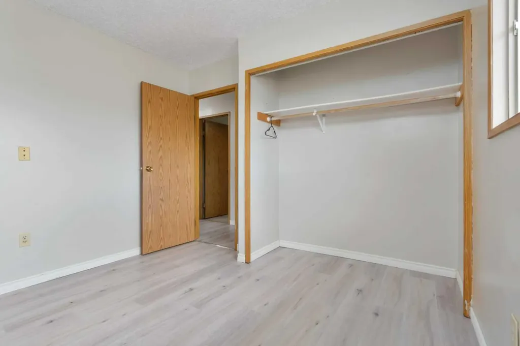 4417A 47a Avenue Sylvan Lake AB T4S 1N4