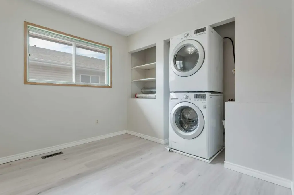 4417A 47a Avenue Sylvan Lake AB T4S 1N4