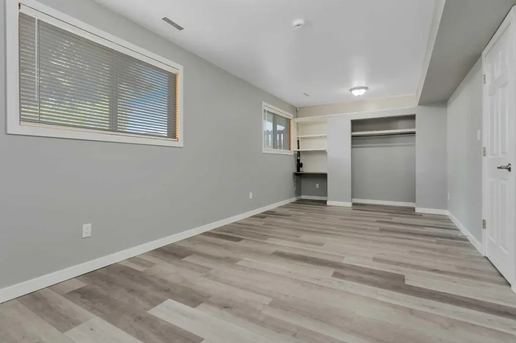 4417A 47a Avenue Sylvan Lake AB T4S 1N4