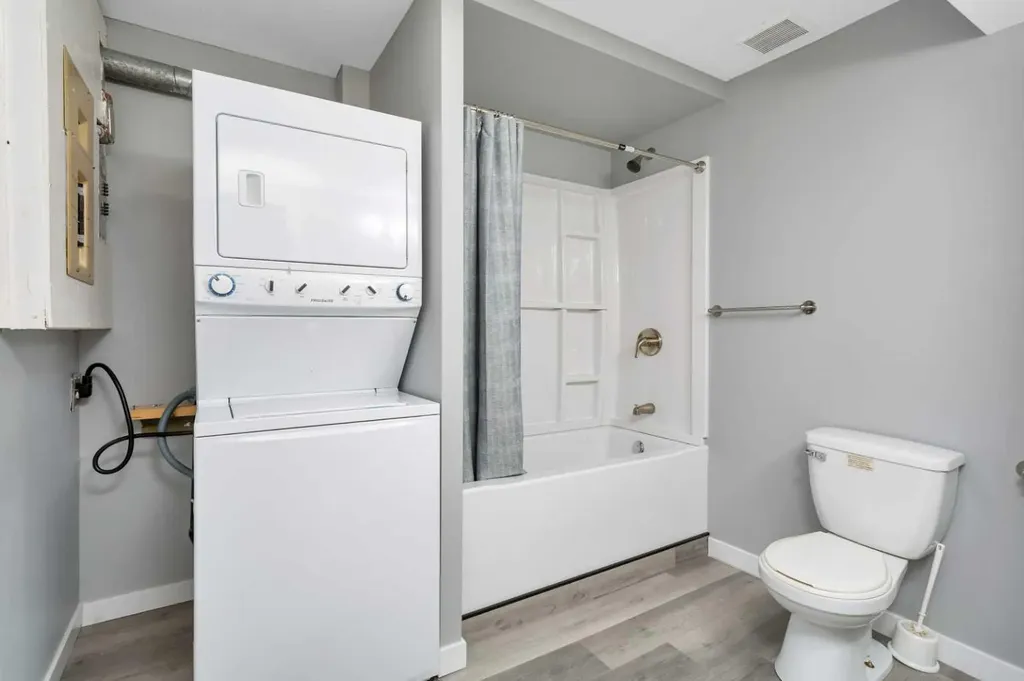 4417A 47a Avenue Sylvan Lake AB T4S 1N4