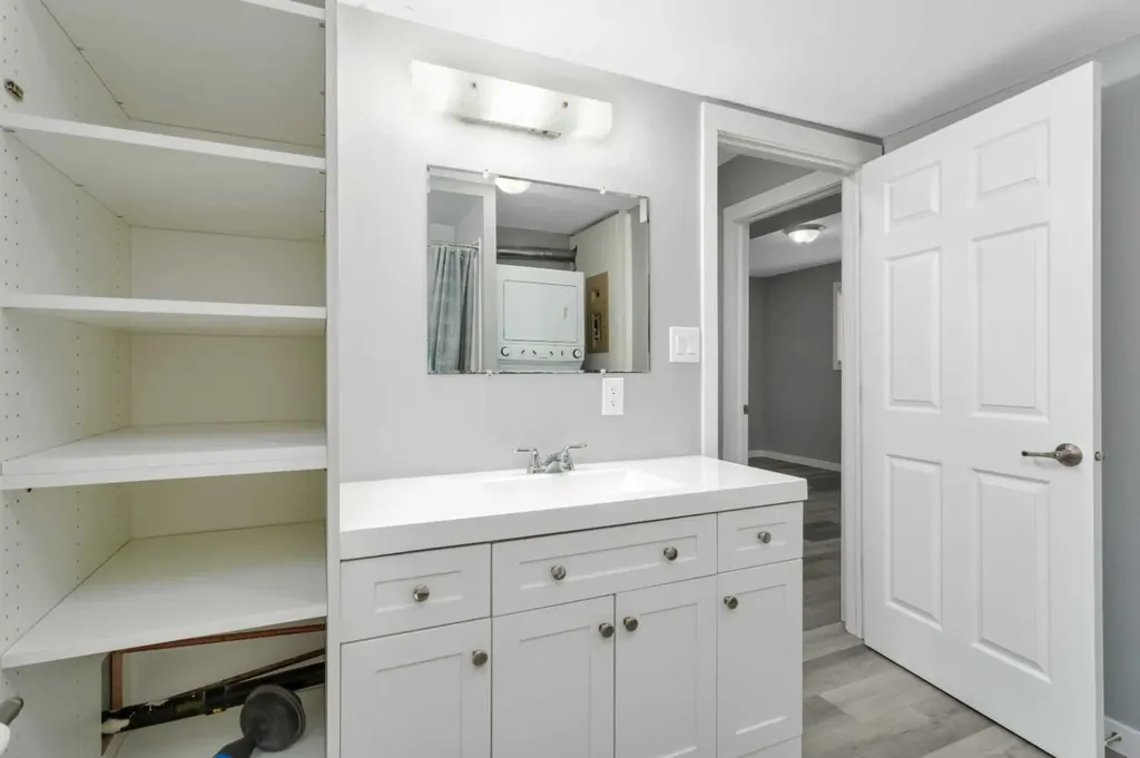 4417A 47a Avenue Sylvan Lake AB T4S 1N4