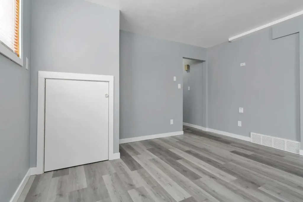 4417A 47a Avenue Sylvan Lake AB T4S 1N4