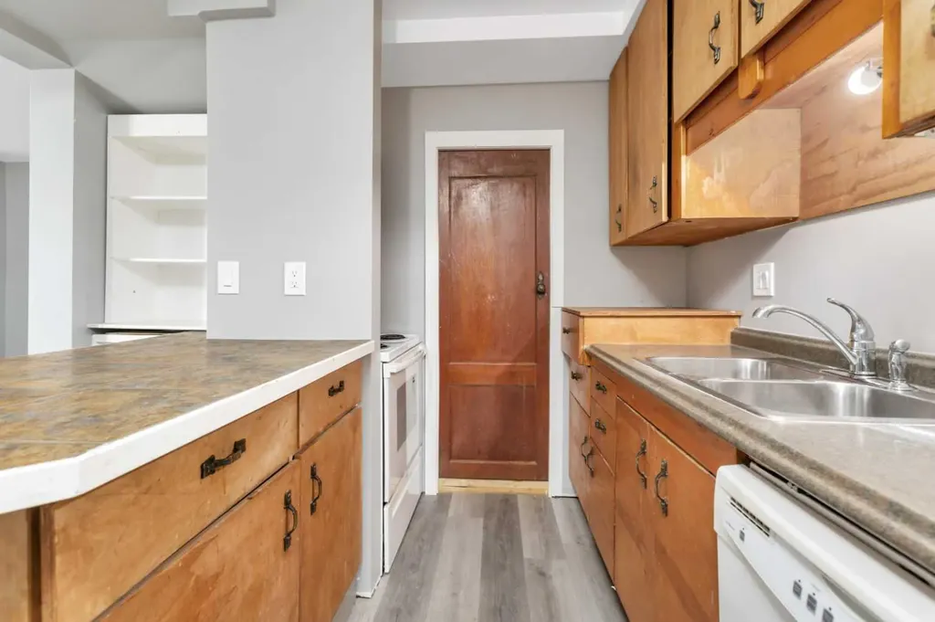 4417A 47a Avenue Sylvan Lake AB T4S 1N4