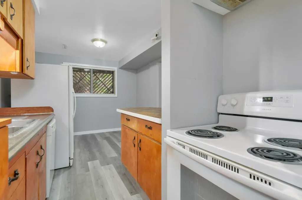 4417A 47a Avenue Sylvan Lake AB T4S 1N4