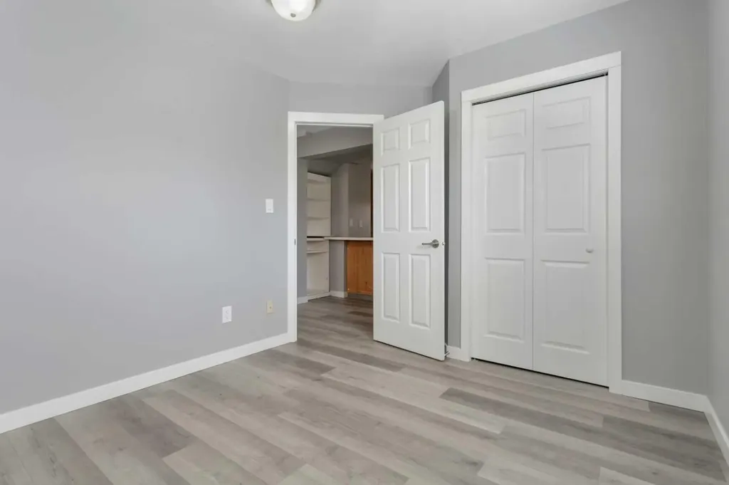 4417A 47a Avenue Sylvan Lake AB T4S 1N4