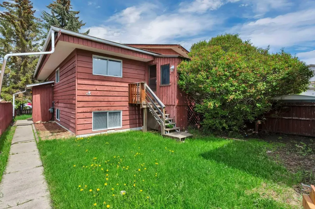 4417A 47a Avenue Sylvan Lake AB T4S 1N4