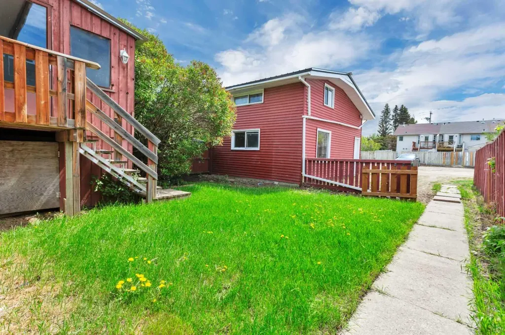 4417A 47a Avenue Sylvan Lake AB T4S 1N4
