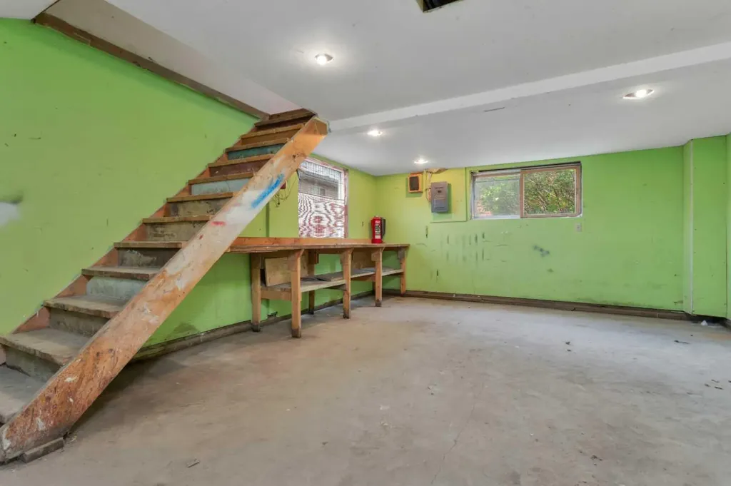 4417A 47a Avenue Sylvan Lake AB T4S 1N4