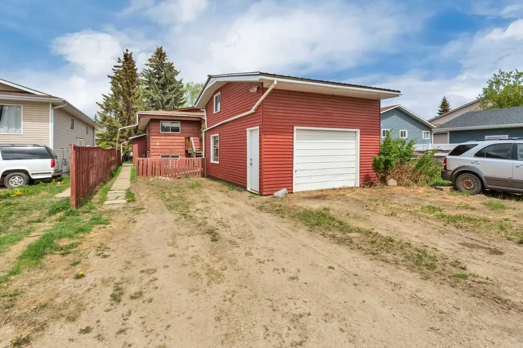 4417A 47a Avenue Sylvan Lake AB T4S 1N4