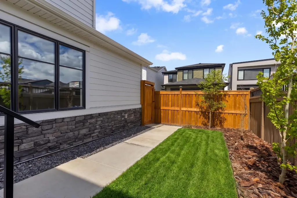 24 Alpine Common SW Calgary AB T2Y 0V3
