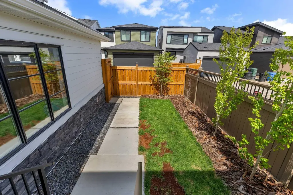24 Alpine Common SW Calgary AB T2Y 0V3