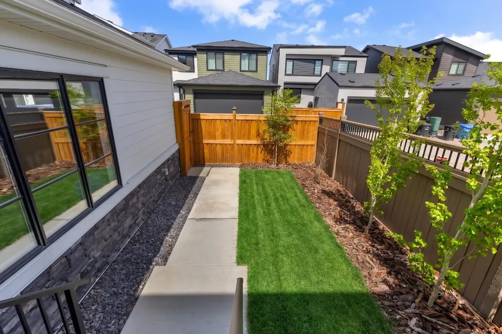 24 Alpine Common SW Calgary AB T2Y 0V3