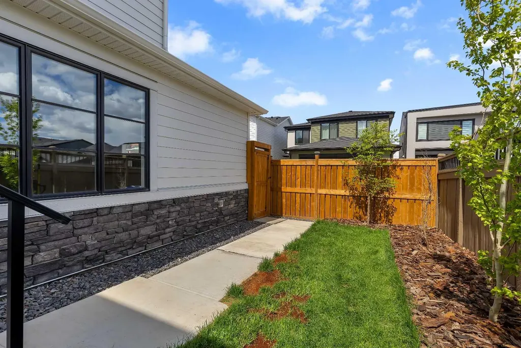 24 Alpine Common SW Calgary AB T2Y 0V3