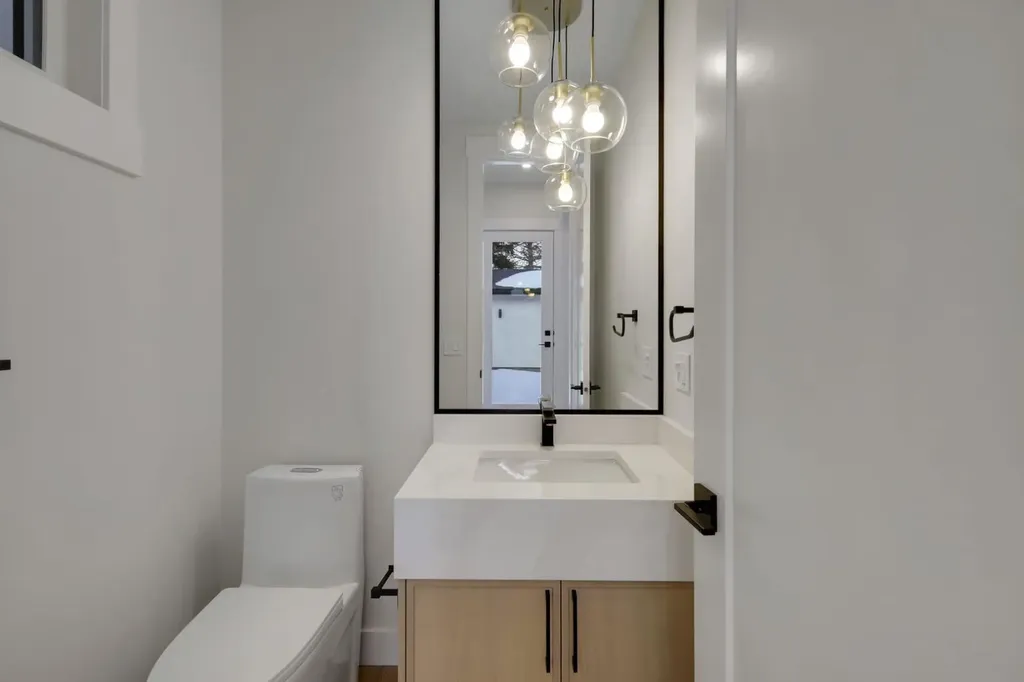 1634 21 Avenue NW Calgary AB T2M 1M1