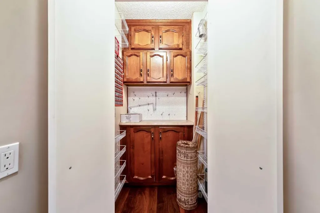 1208 14 Avenue SW Calgary AB T3C 0V9