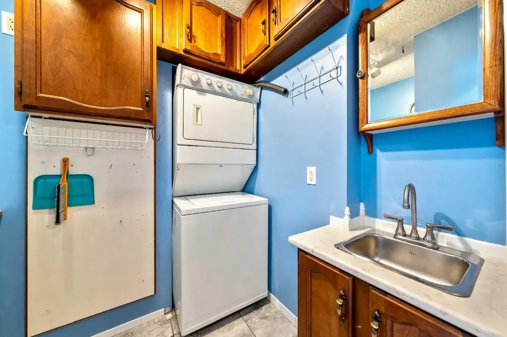 1208 14 Avenue SW Calgary AB T3C 0V9