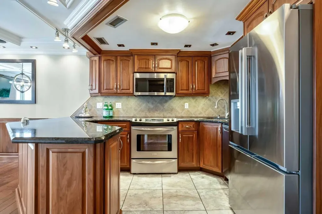 1208 14 Avenue SW Calgary AB T3C 0V9