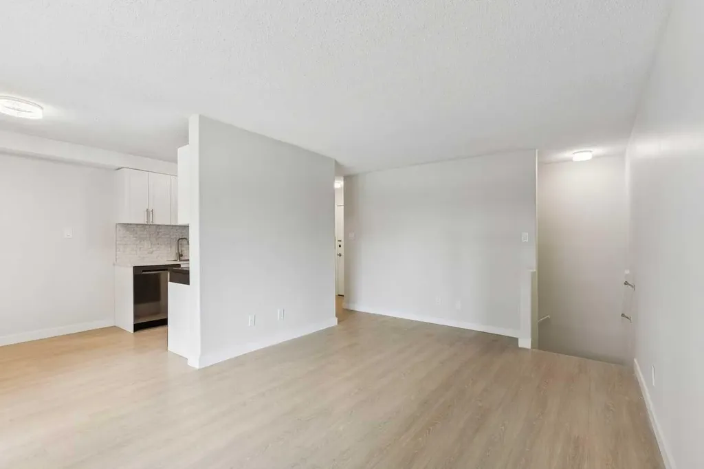 3519 49 Street NW Calgary AB T3A2E1
